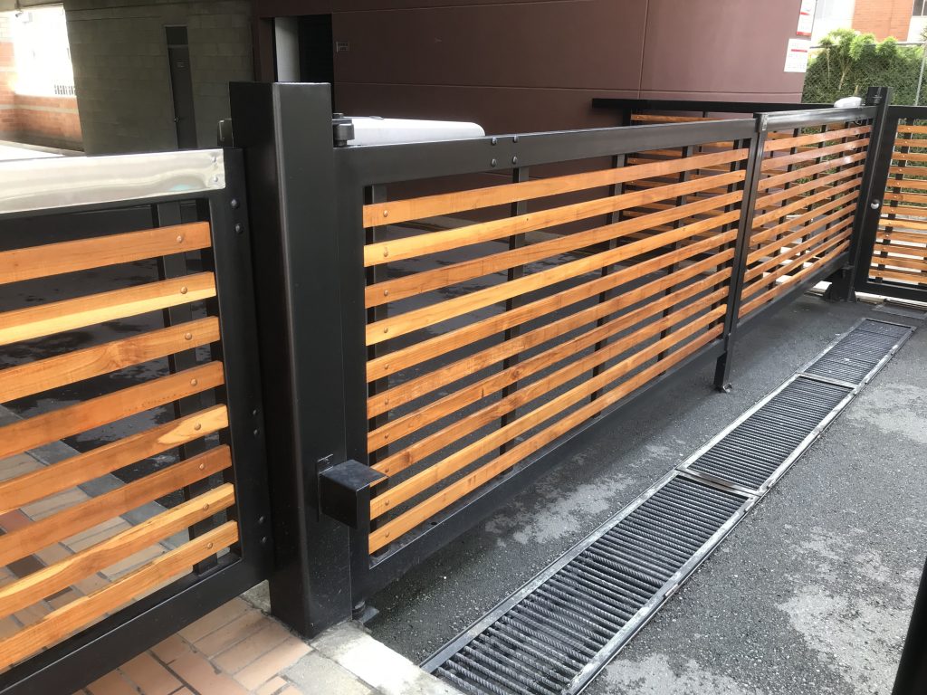 Horizontal wood fencing with aluminum framed gate